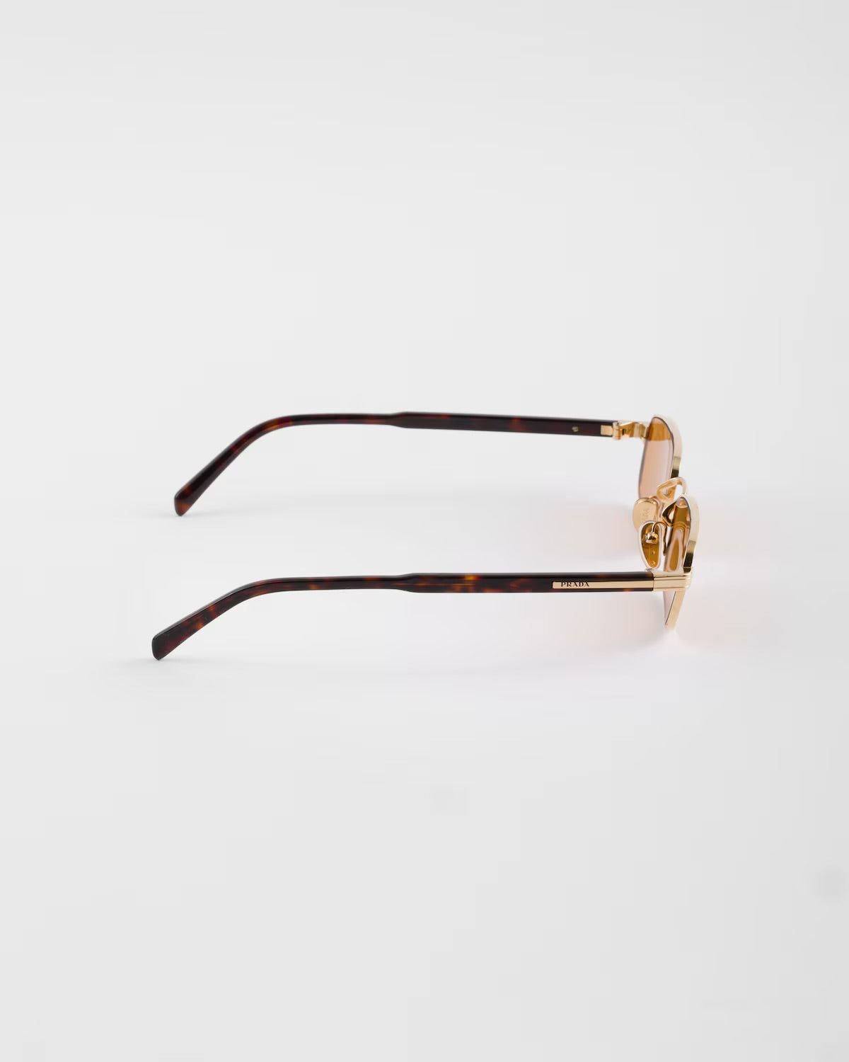 LUNETTES DE SOLEIL AVEC PLAQUE EN MÉTAL ICONIQUE
