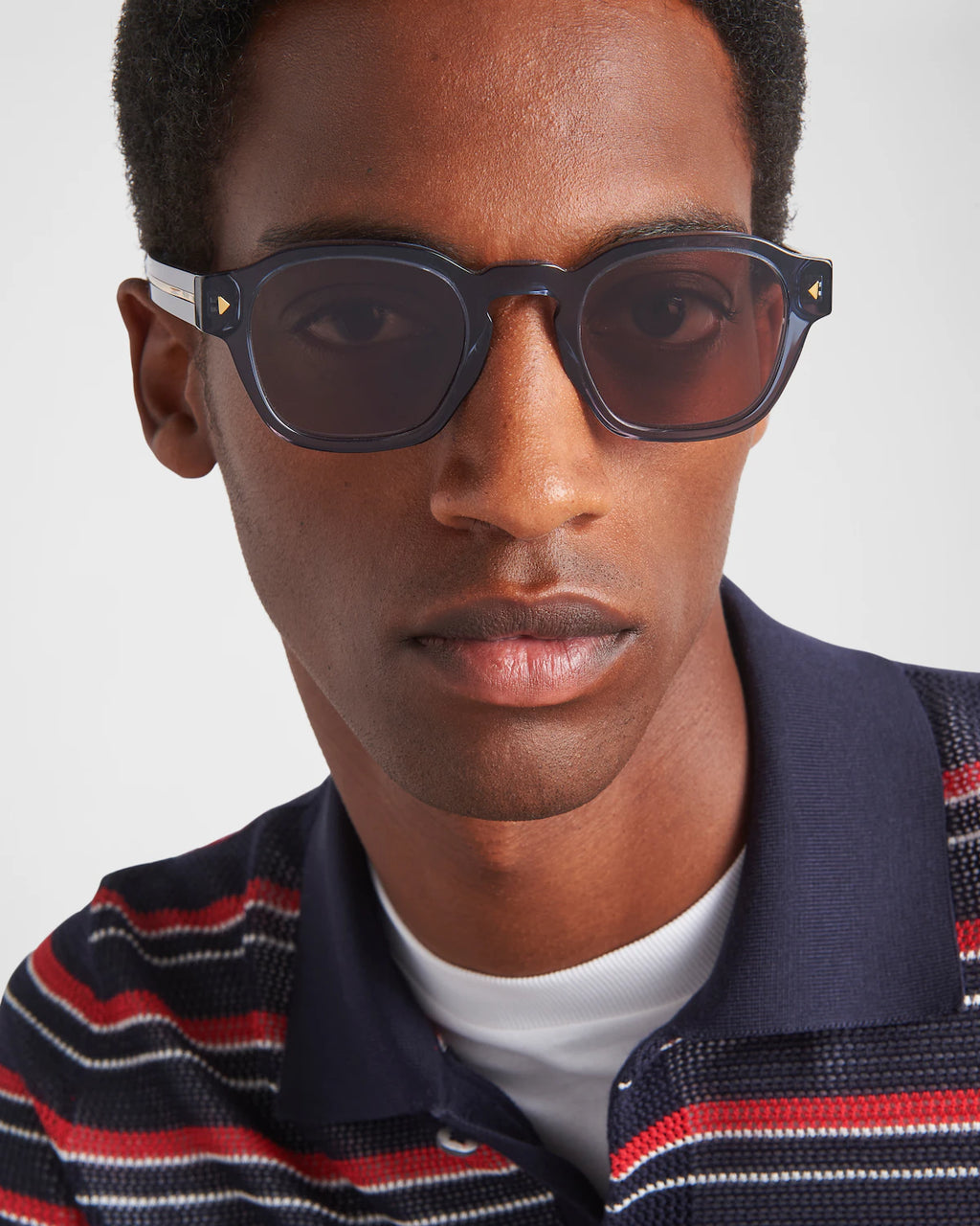 LUNETTES DE SOLEIL PRADA AVEC  PLAQUE EN MÉTAL  ICONIQUES 
MARRON FONCÉ