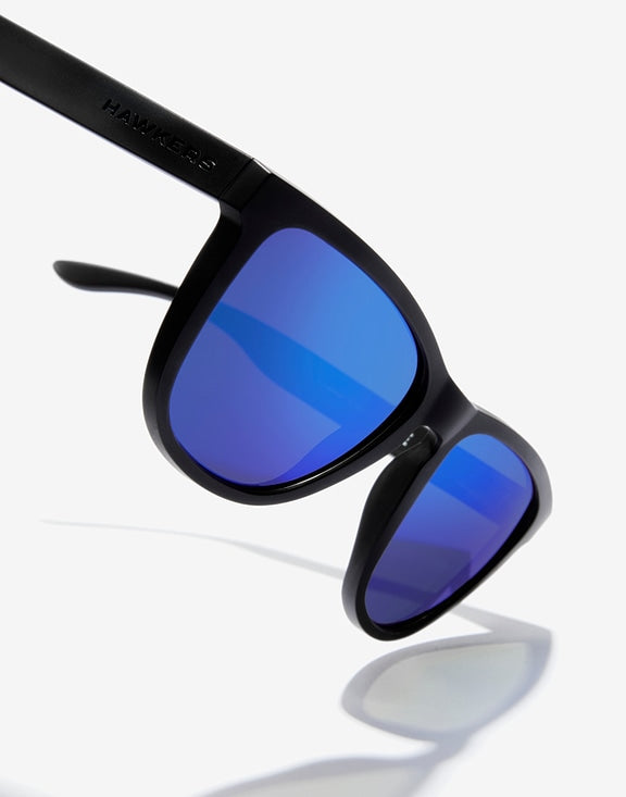 LUNETTES HAWKERS ONE RAW - POLARIZED BLACK SKY