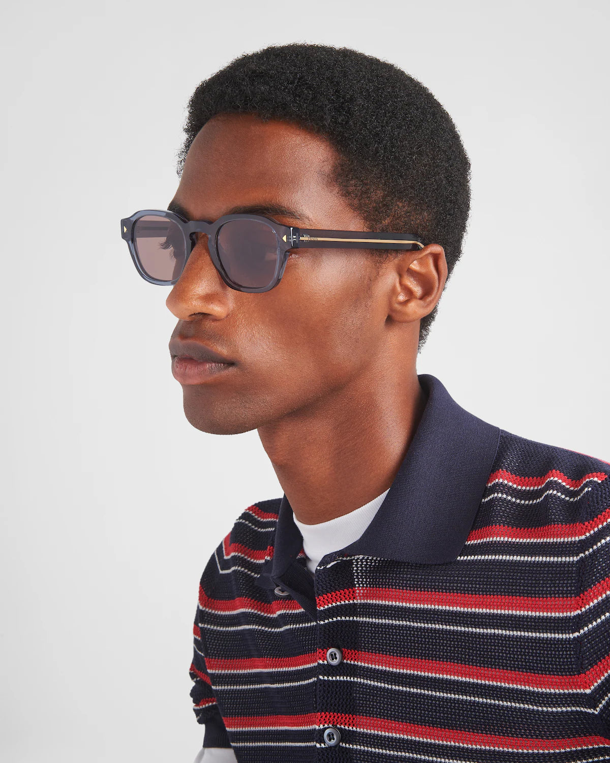 LUNETTES DE SOLEIL PRADA AVEC  PLAQUE EN MÉTAL  ICONIQUES 
MARRON FONCÉ