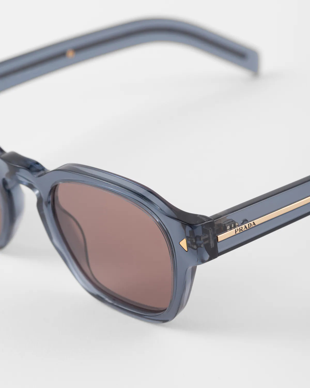 LUNETTES DE SOLEIL PRADA AVEC  PLAQUE EN MÉTAL  ICONIQUES 
MARRON FONCÉ