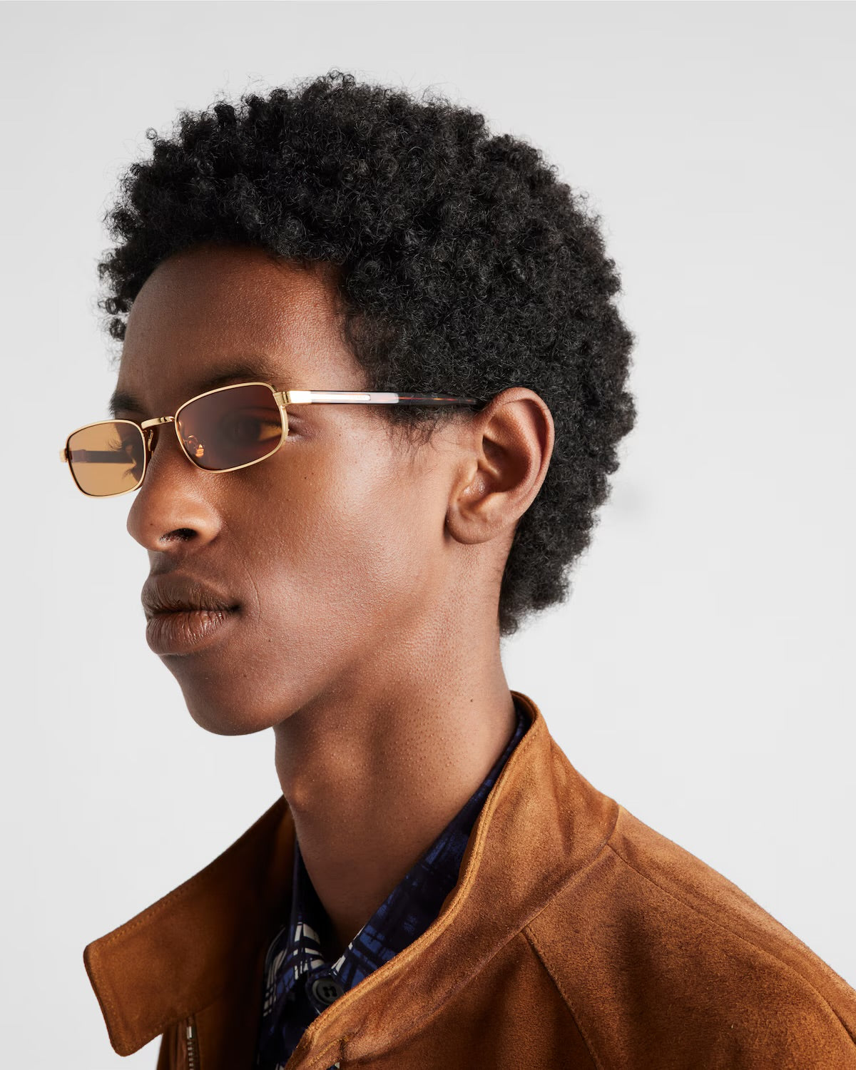 LUNETTES DE SOLEIL AVEC PLAQUE EN MÉTAL ICONIQUE