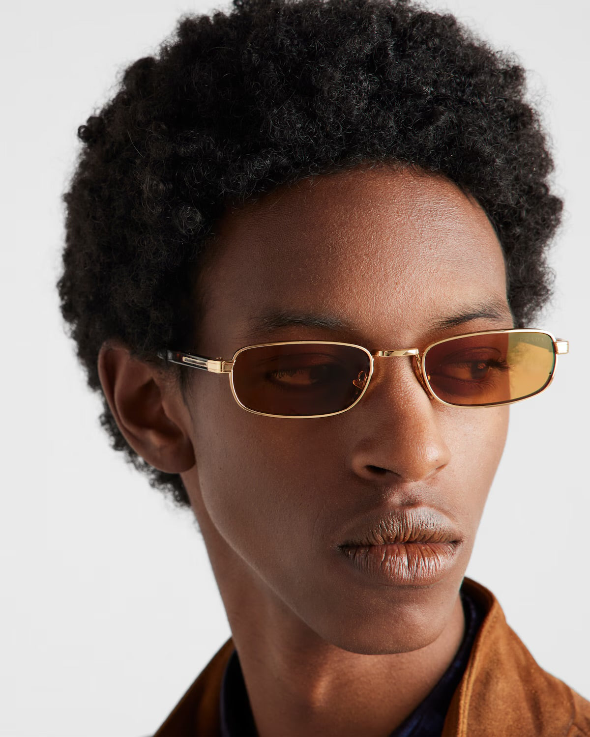 LUNETTES DE SOLEIL AVEC PLAQUE EN MÉTAL ICONIQUE