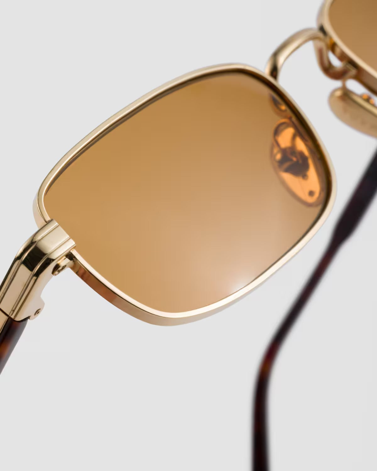 LUNETTES DE SOLEIL AVEC PLAQUE EN MÉTAL ICONIQUE